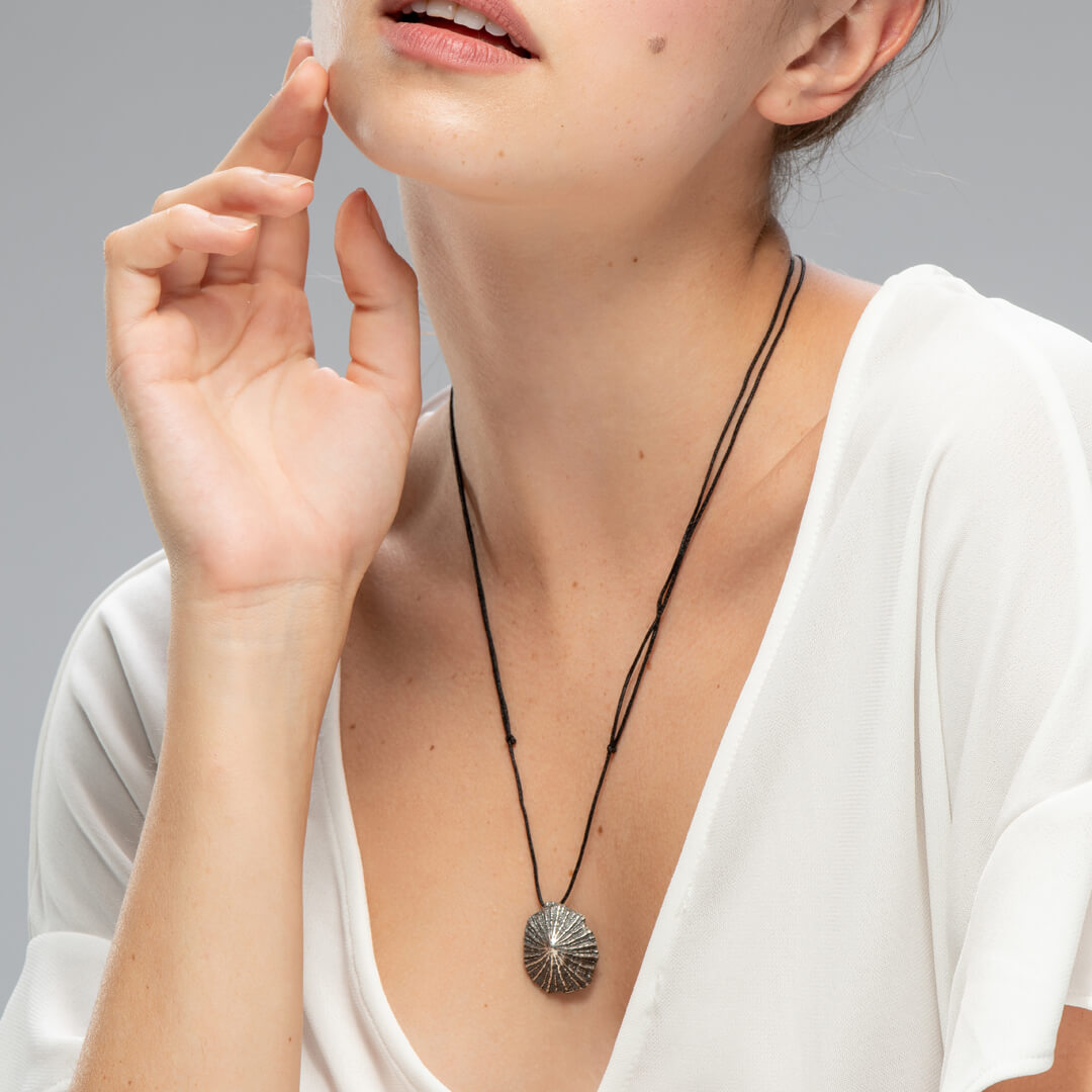 agapi-seastories-big-wild-limpet-collier-cordon-argent-oxyd-noir image 4
