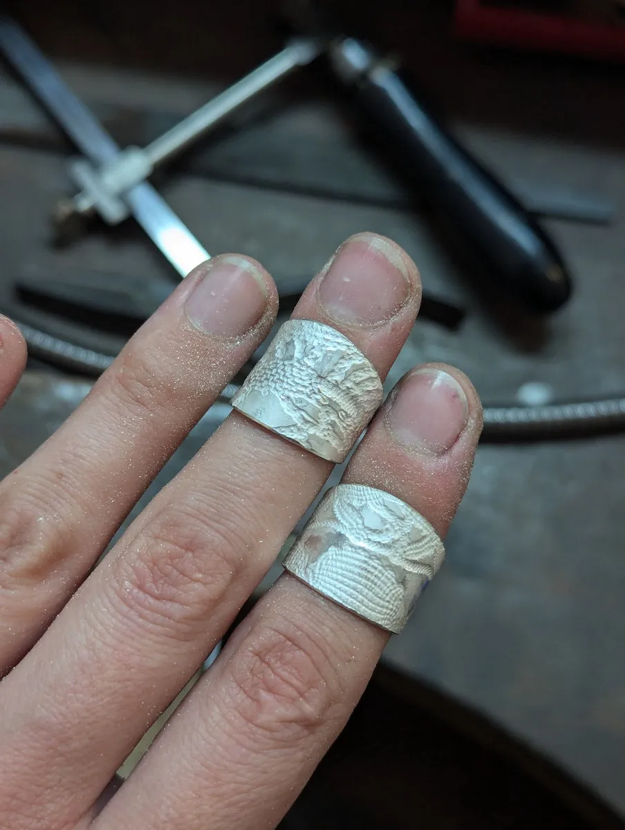 atelier-claire-marie-steinmetz-ateliers-bague-argent-textur-1-personne image 1