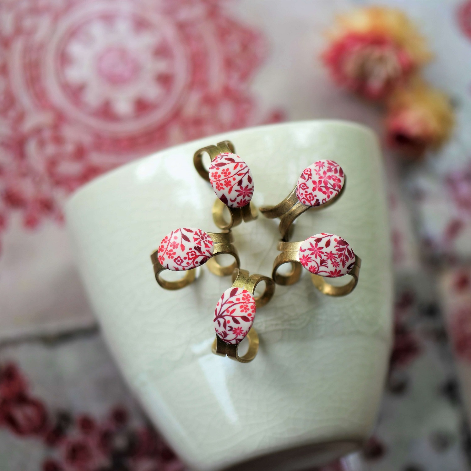 11prunes-astrance-bague-laiton-cabochon-floral-rouge-ajustable image 2
