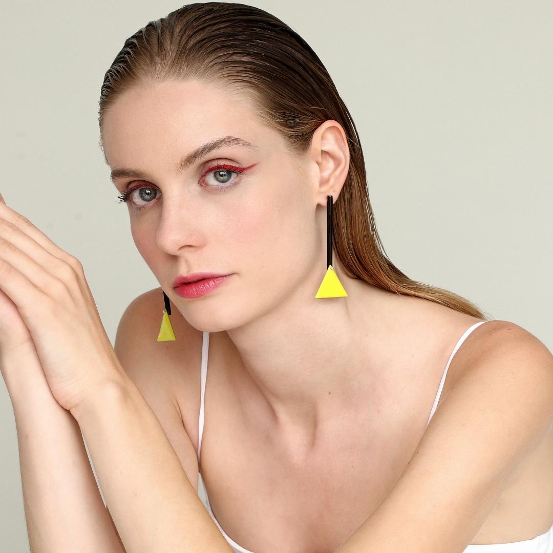 agapi-bau-jewels-triangle-boucles-longues-jaune-noir image 2