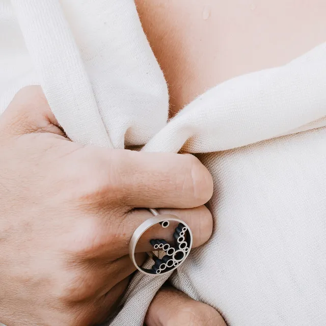 emmanuelle-hamet-abysse-bague-argent-patine-noire image 1