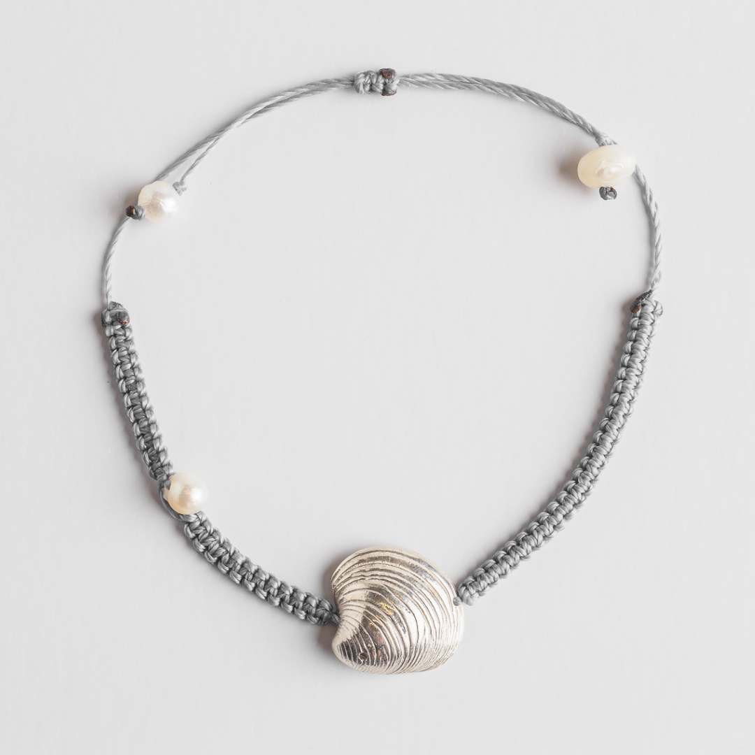 agapi-seastories-master-clam-bracelet-macram-coquillage-gris image 3