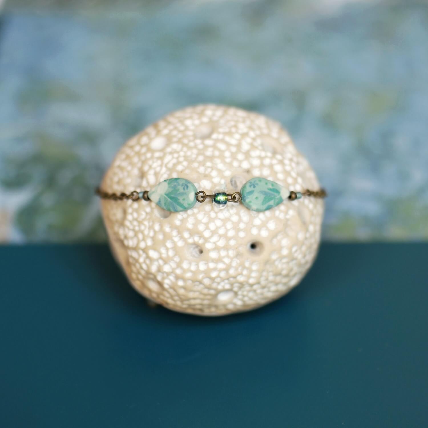 11prunes-kalimeris-bracelet-fin-floral-c-ladon-laiton image 2