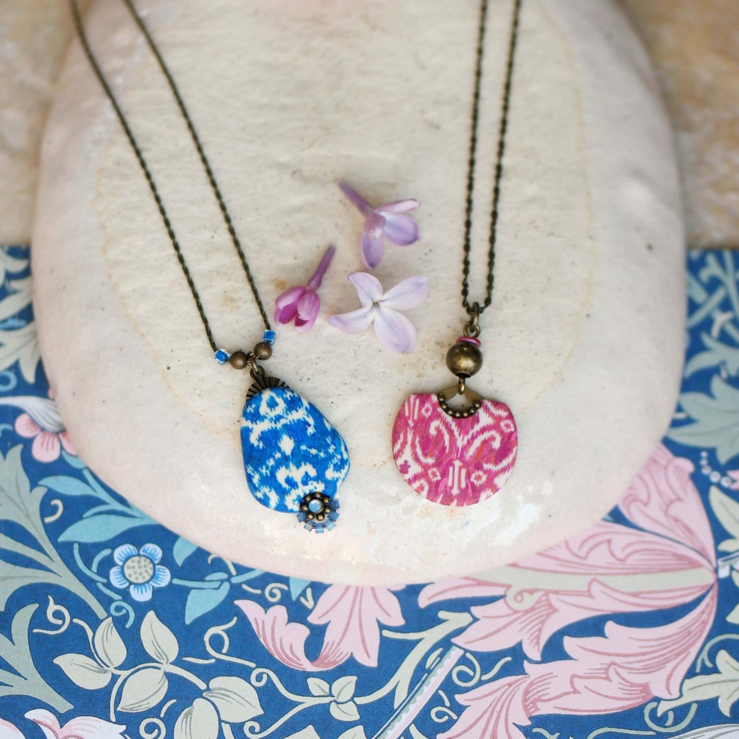 11prunes-nilufar-collier-pendentif-ikat-bleu-en-laiton image 4