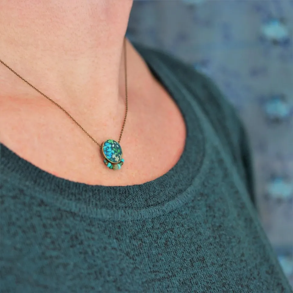 11prunes-amicie-collier-court-laiton-cabochon-floral-vert image 1