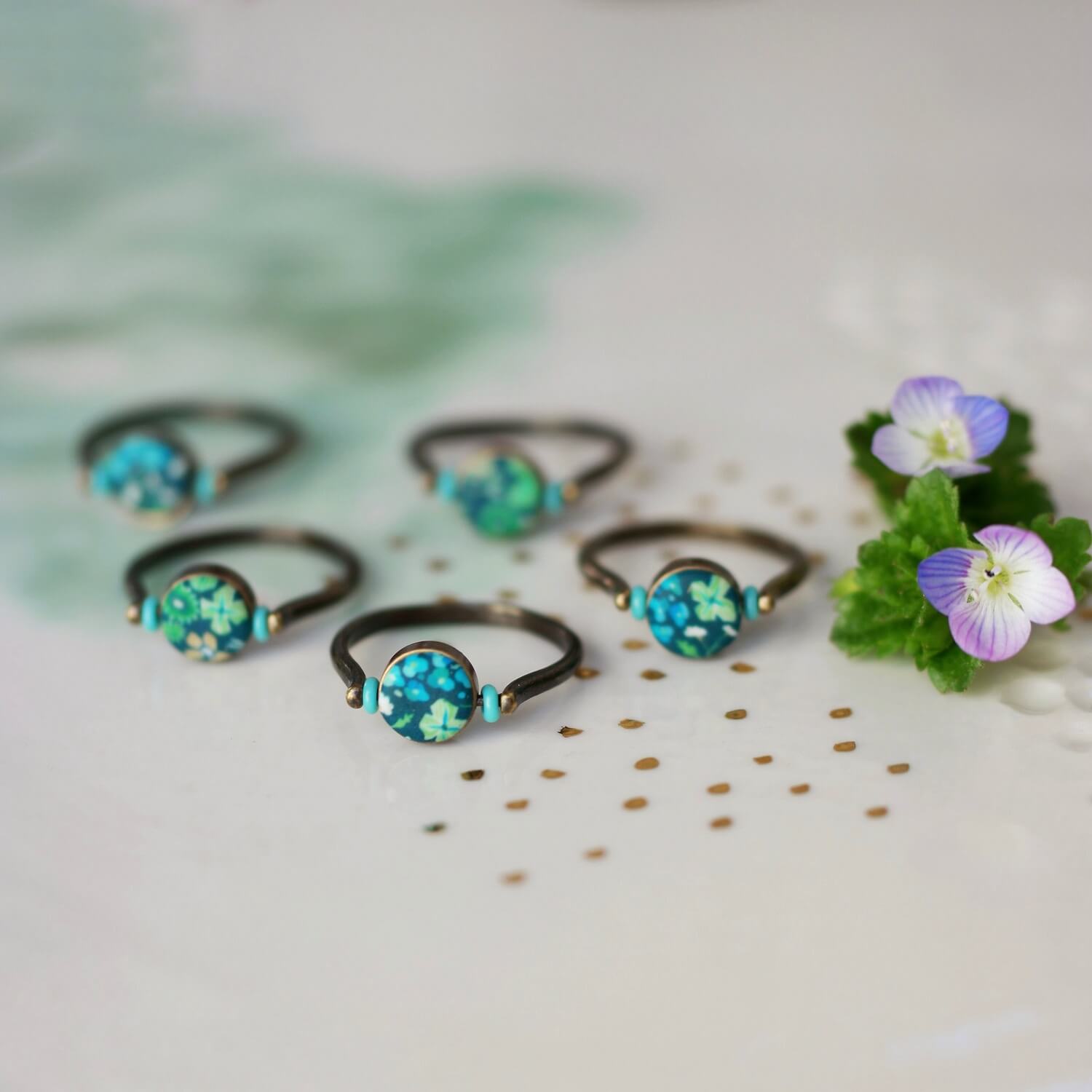 11prunes-amicie-bague-fine-cabochon-floral-vert-laiton-t54 image 2