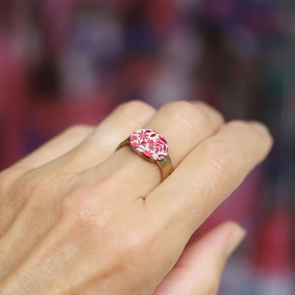 11prunes-astrance-bague-laiton-cabochon-floral-rouge-ajustable image 1