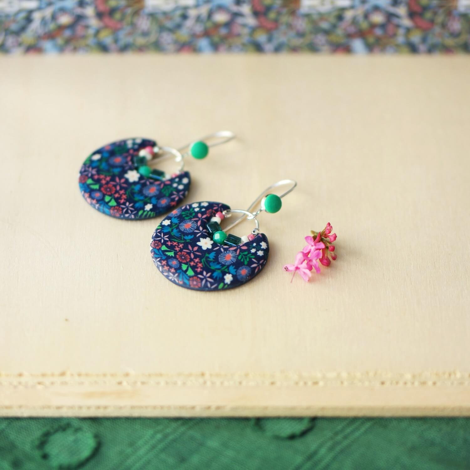 11prunes-nolana-boucles-d-oreilles-rondes-floral-rose-bleu image 4