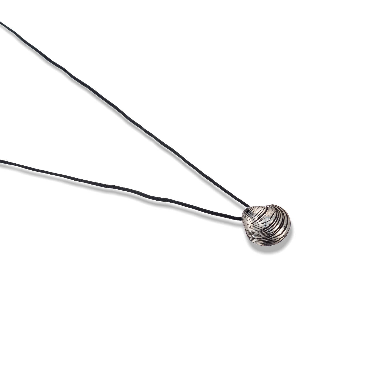 agapi-seastories-master-clam-collier-cordon-argent-noir image 3