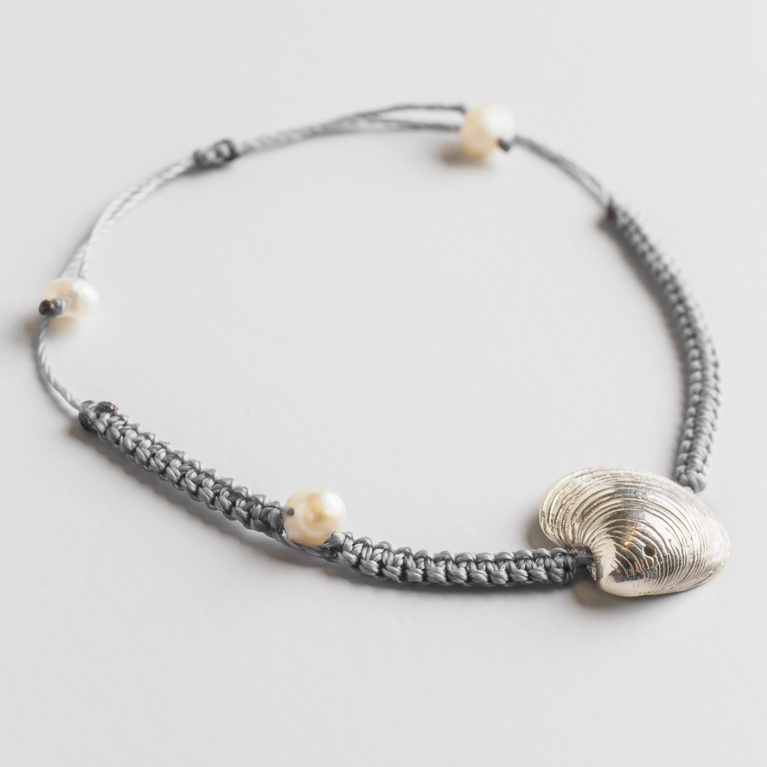 agapi-seastories-master-clam-bracelet-macram-coquillage-gris image 1