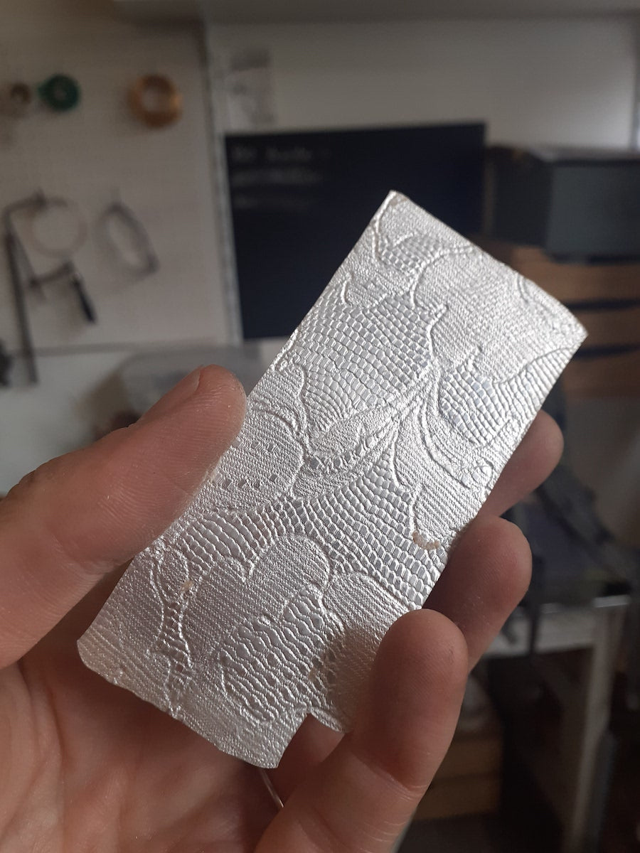atelier-claire-marie-steinmetz-ateliers-bague-argent-textur-1-personne image 2