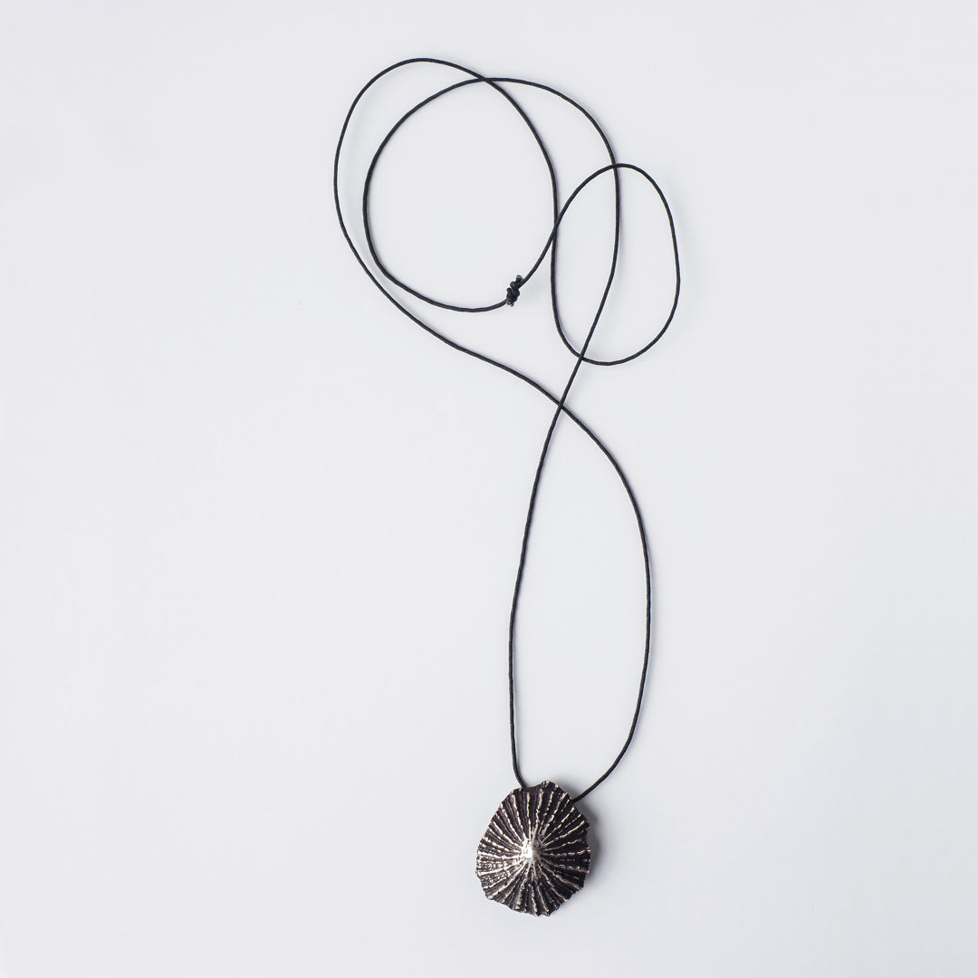 agapi-seastories-big-wild-limpet-collier-cordon-argent-oxyd-noir image 3