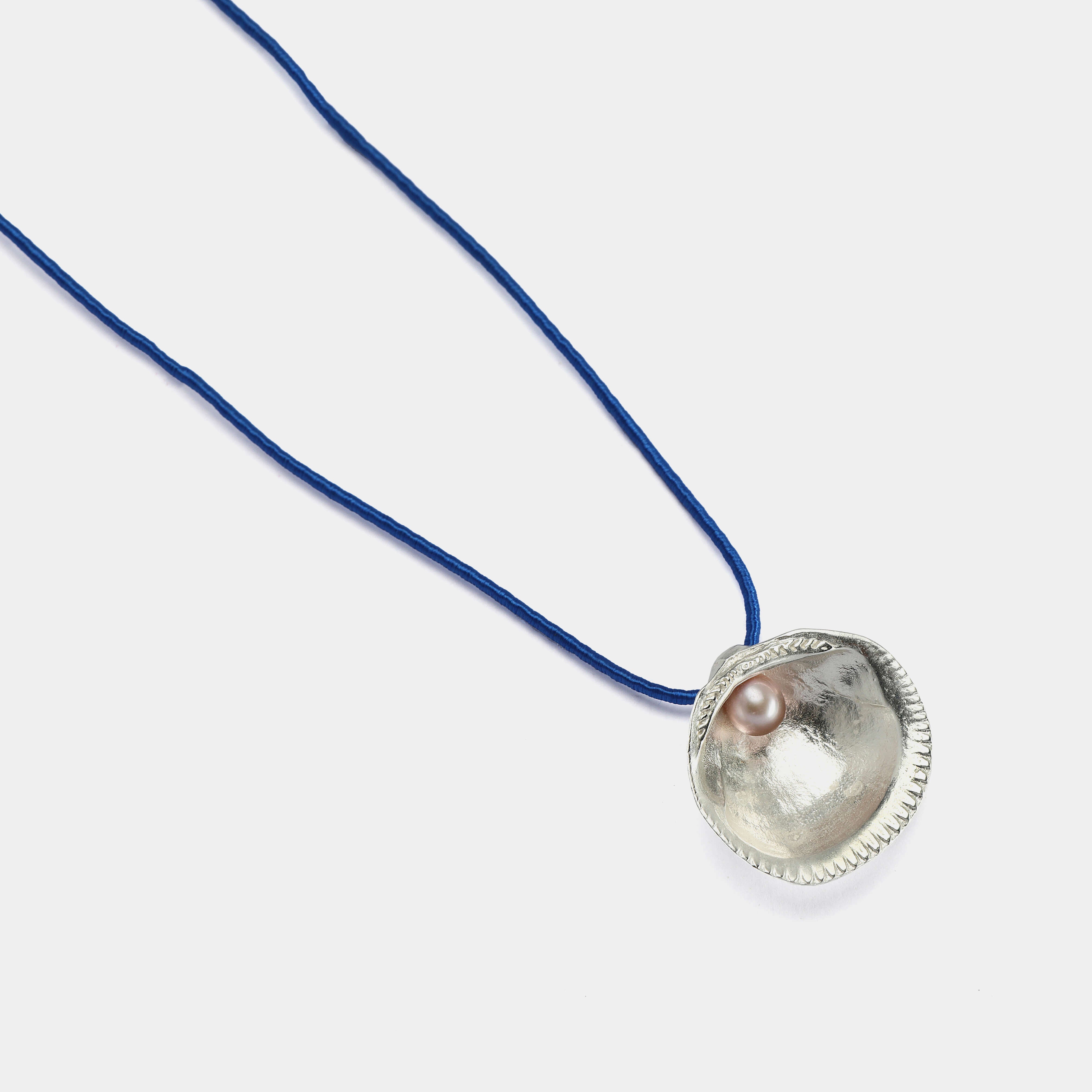 agapi-seastories-king-clam-collier-perle-cordon-argent image 3