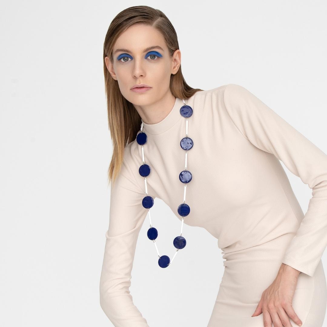 agapi-bau-jewels-picasso-collier-mail-bleu-blanc image 2