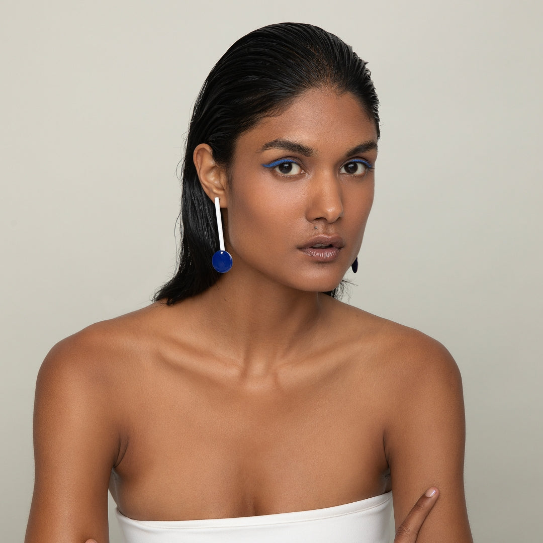 agapi-bau-jewels-circle-in-motion-boucles-blanc-bleu image 2