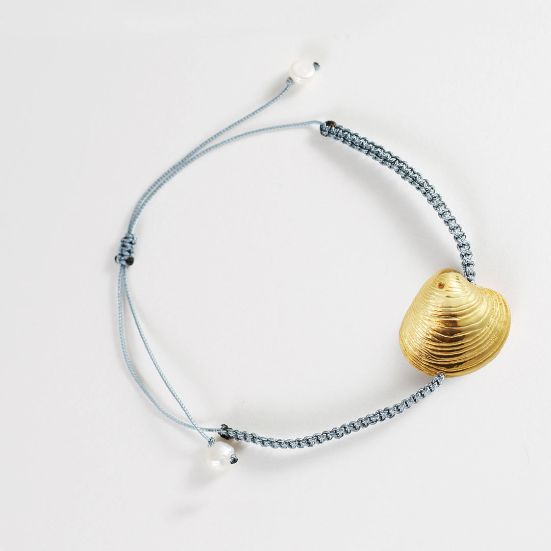 agapi-seastories-master-clam-bracelet-macram-coquillage-dor image 3