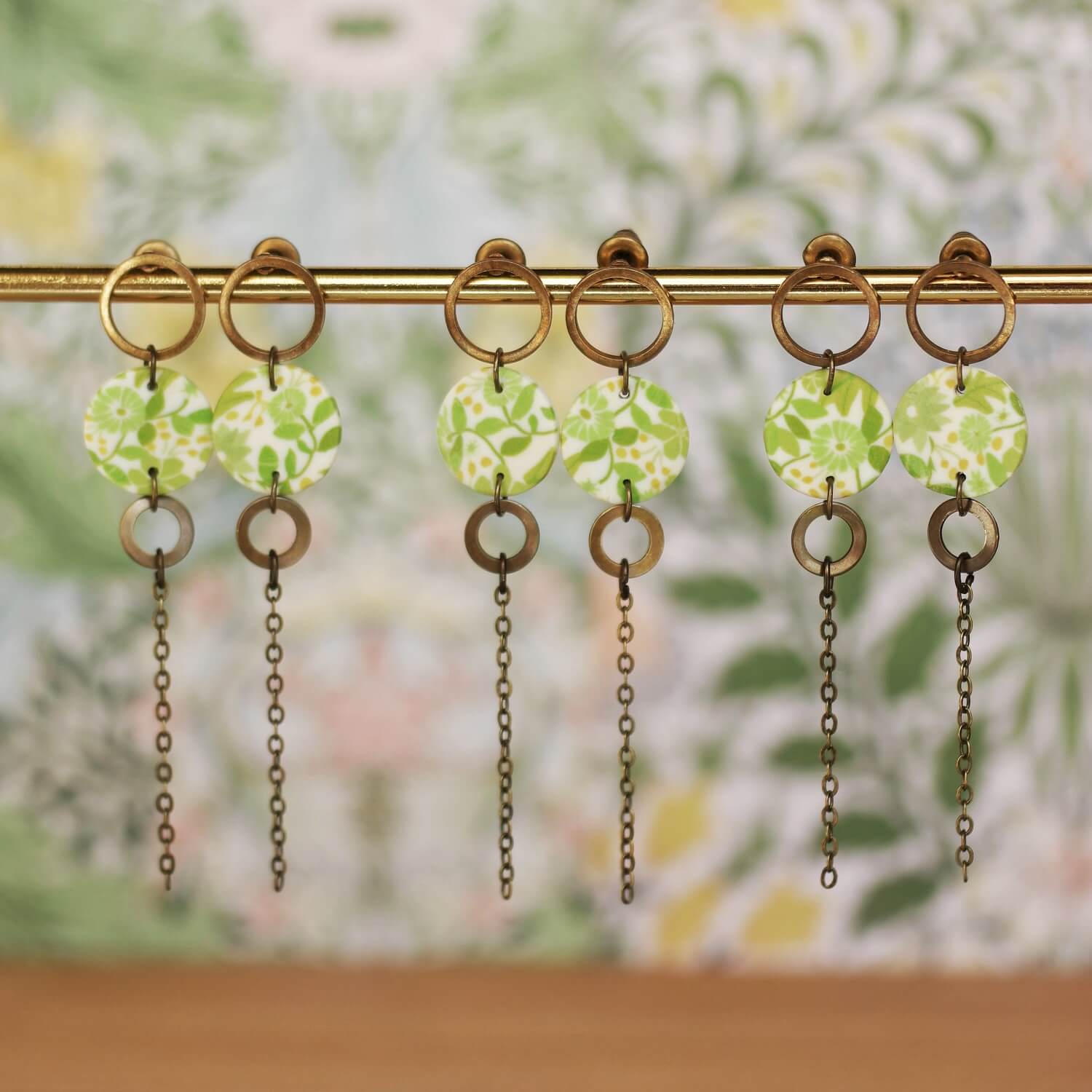 11prunes-doradille-boucles-pendantes-laiton-motif-floral-vert-lime image 5