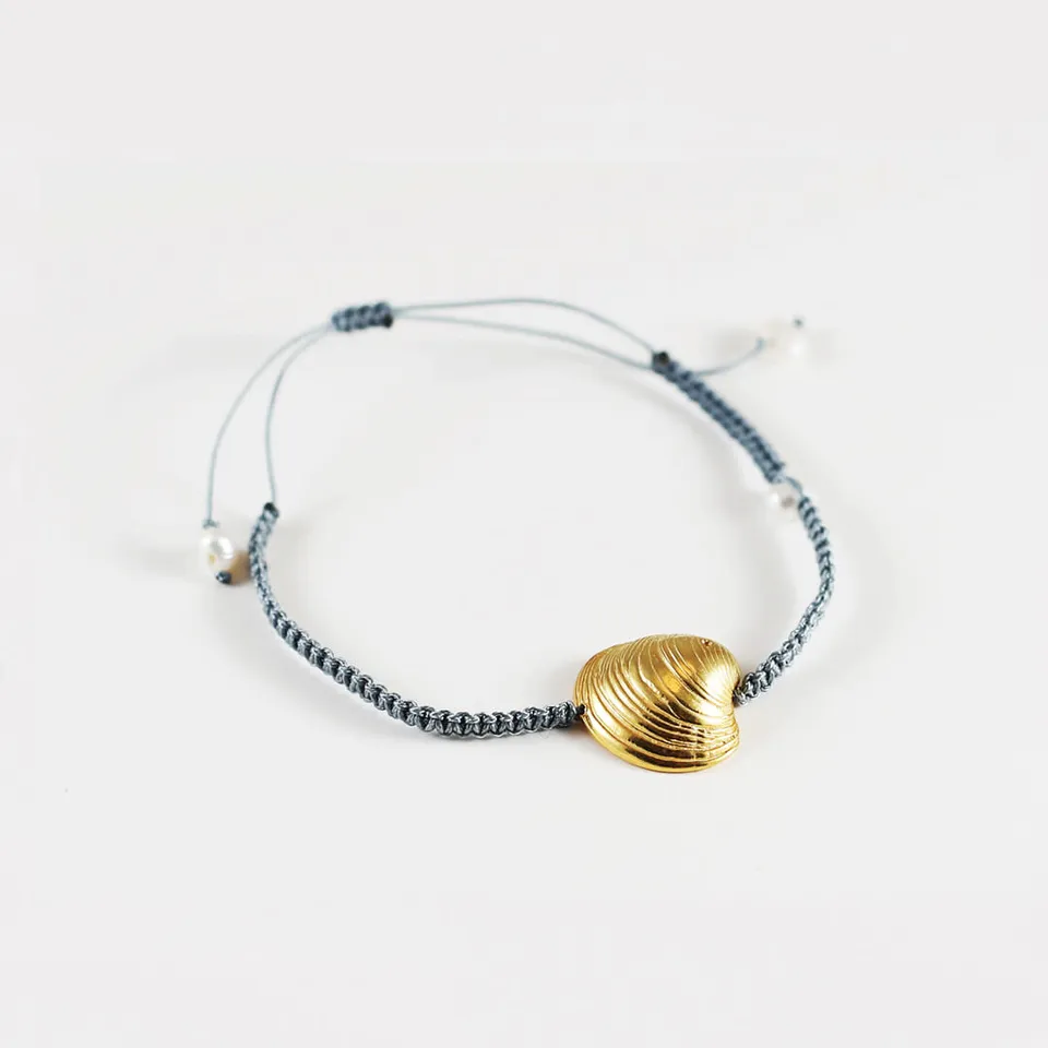 agapi-seastories-master-clam-bracelet-macram-coquillage-dor image 1