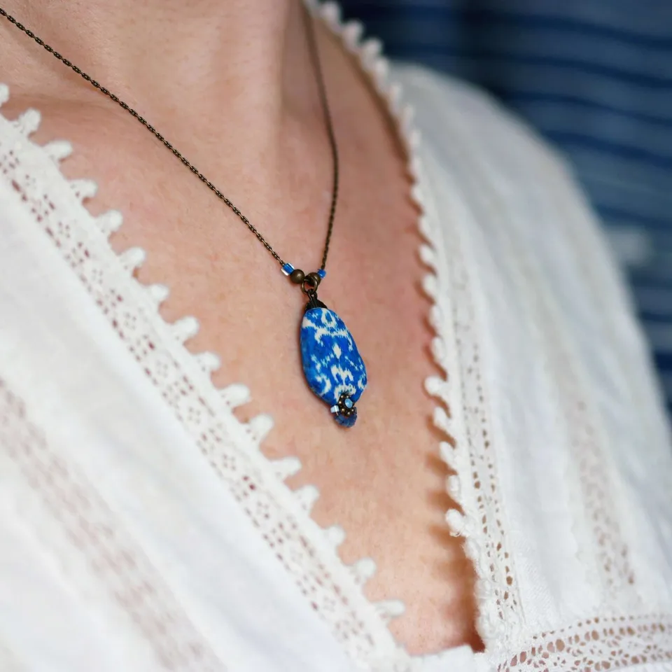 11prunes-nilufar-collier-pendentif-ikat-bleu-en-laiton image 1