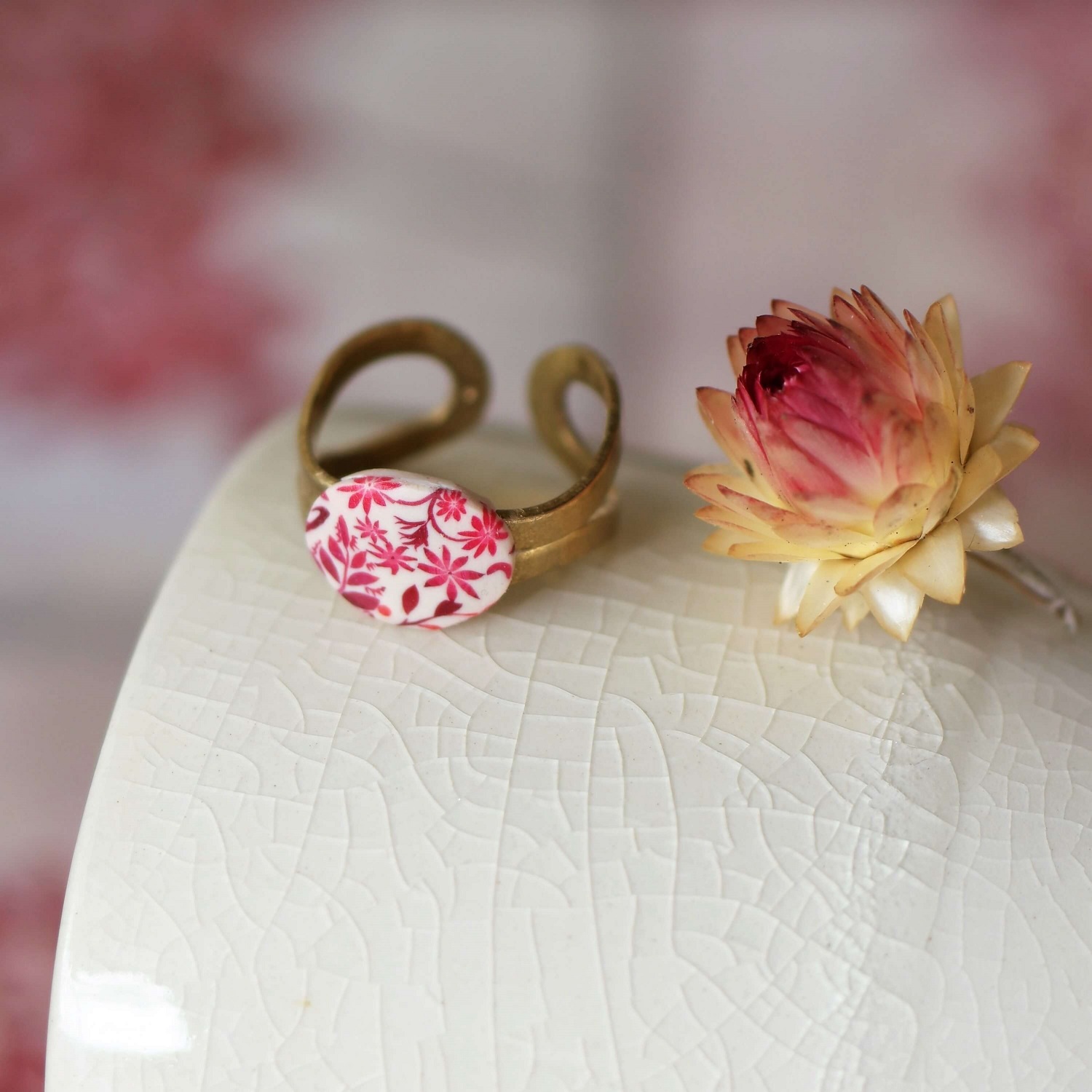 11prunes-astrance-bague-laiton-cabochon-floral-rouge-ajustable image 3