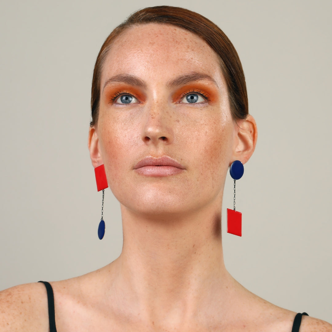 agapi-bau-jewels-primaries-i-boucles-oreilles-mail-bleu-rouge image 2