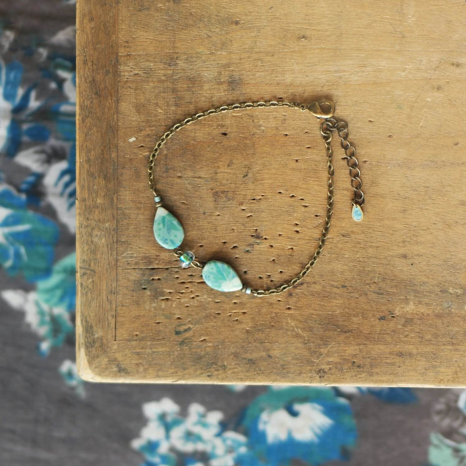 11prunes-kalimeris-bracelet-fin-floral-c-ladon-laiton image 4