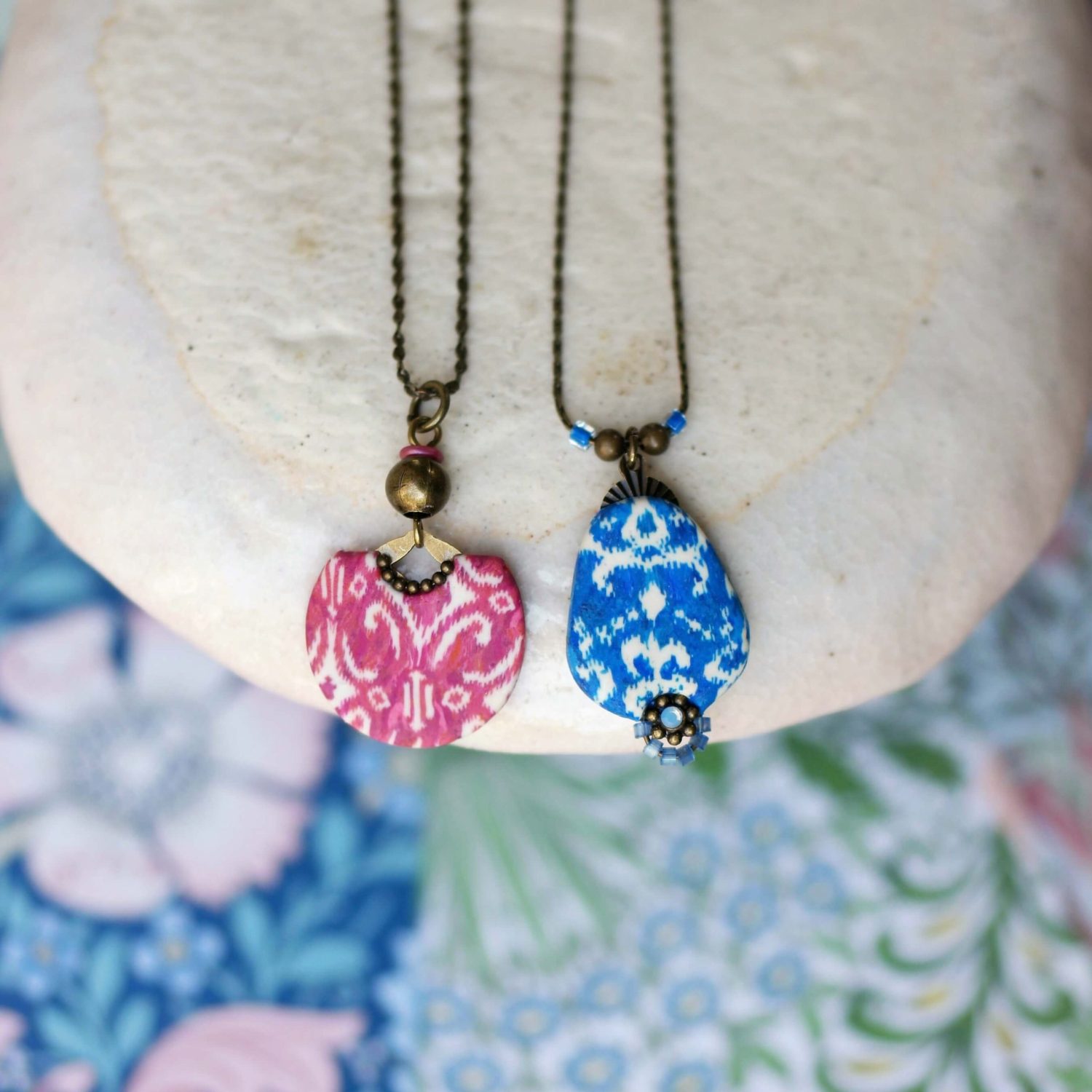 11prunes-nilufar-collier-laiton-pendentif-ikat-magenta-42-cm image 4