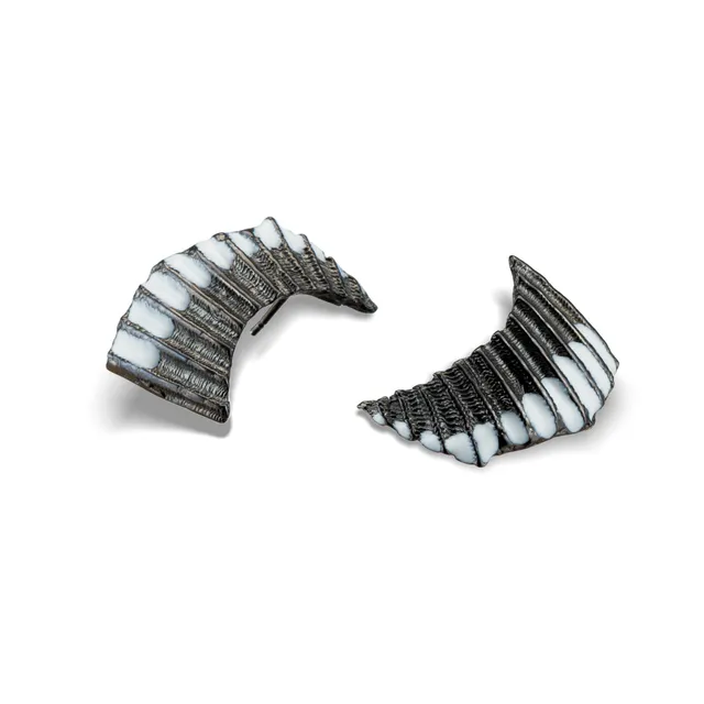 agapi-seastories-seashell-boucles-d-oreilles-clous-mail-noir-blanc image 1