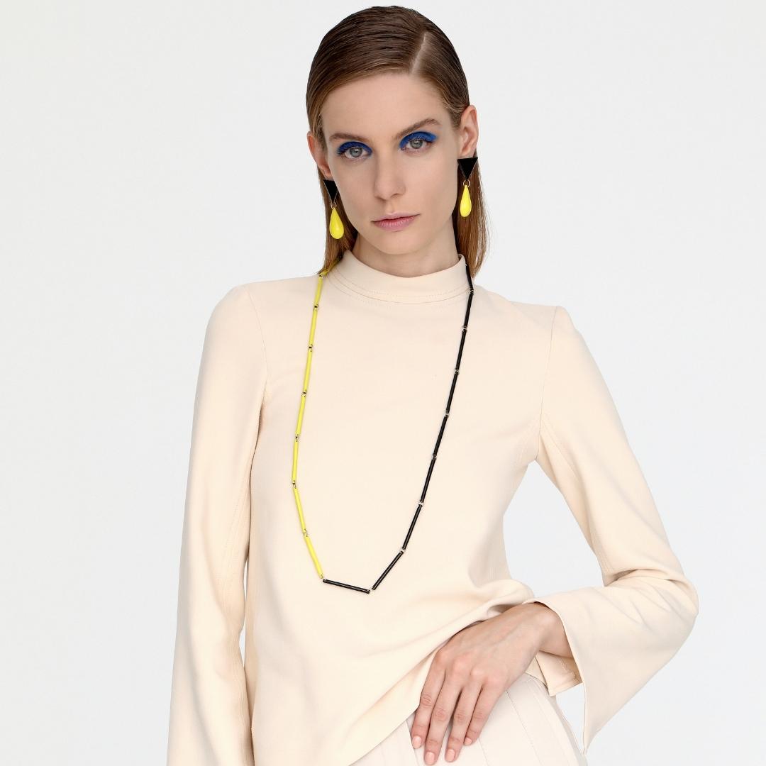 agapi-gropius-bau-jewels-collier-long-jaune-noir-mail image 2