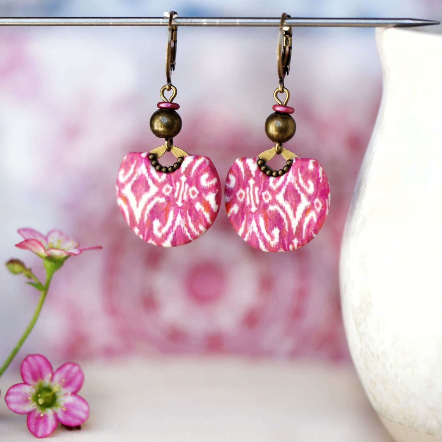 11prunes-nilufar-grandes-boucles-ikat-magenta-laiton image 1