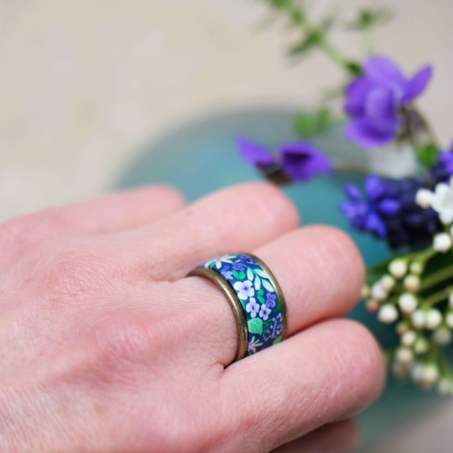 11prunes-hysope-bague-anneau-ajustable-laiton-motif-fleuri-vert-violet image 4