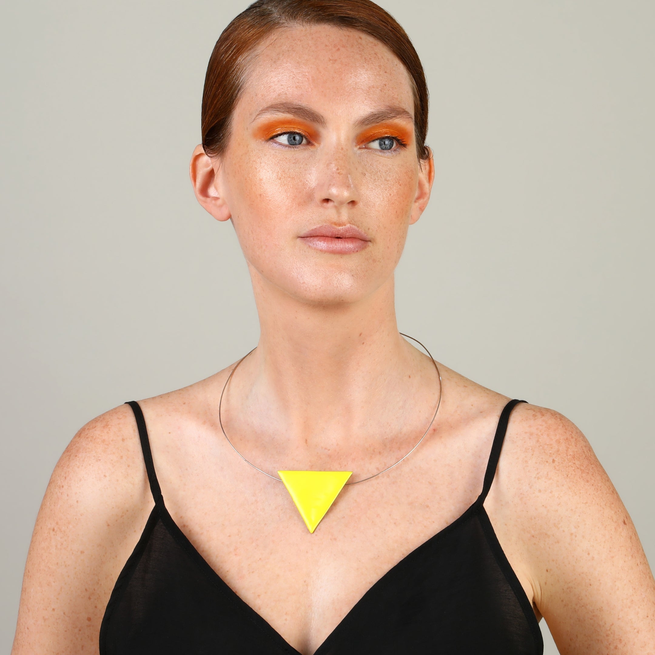 agapi-bau-jewels-the-triangle-collier-ras-de-cou-mail-jaune image 2