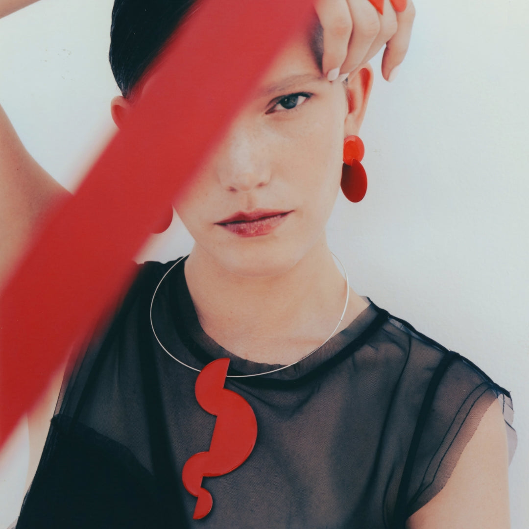 agapi-proportions-ii-by-bau-jewels-collier-ras-de-cou-mail-rouge image 3