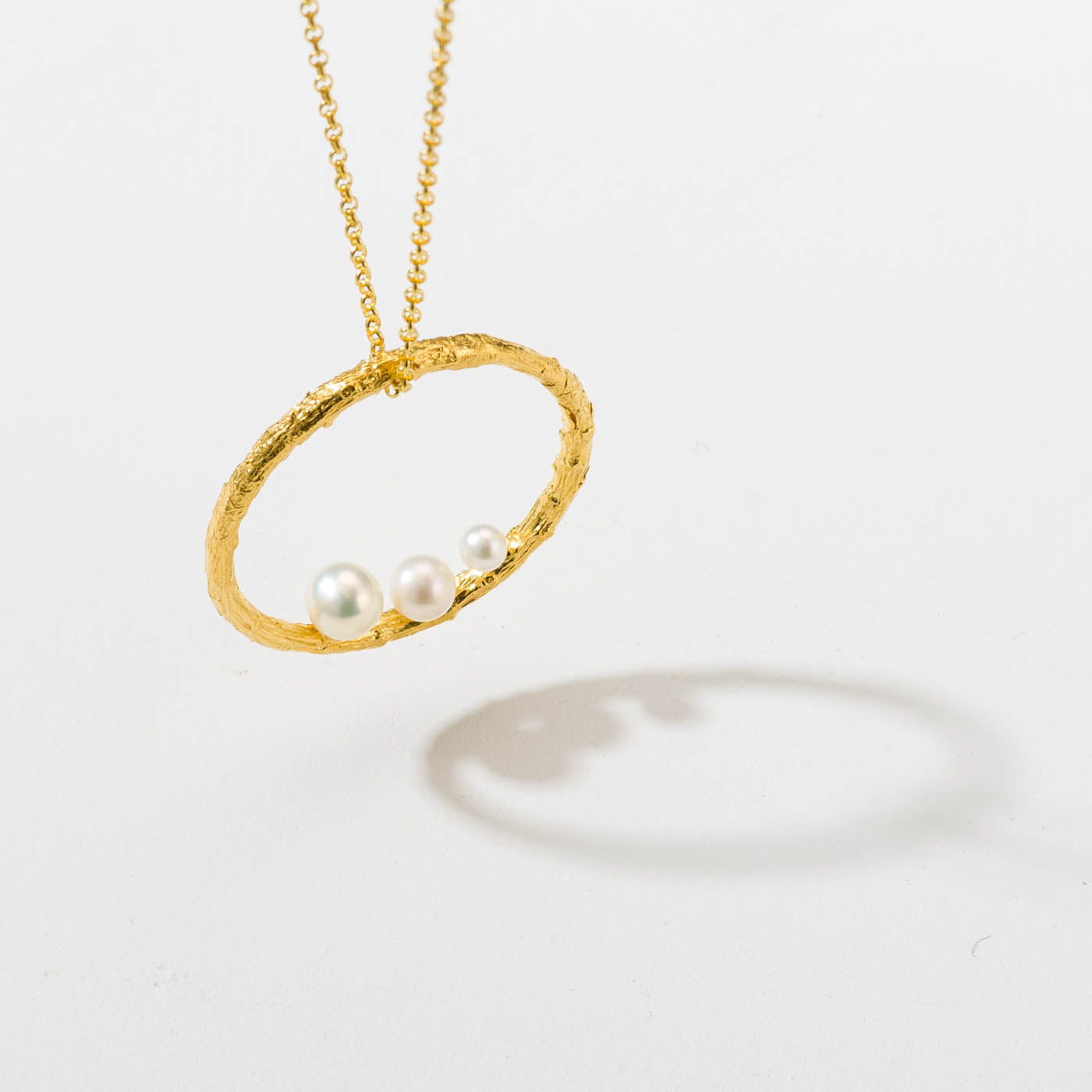 agapi-forestland-collier-branch-hoop-perles-dor image 3