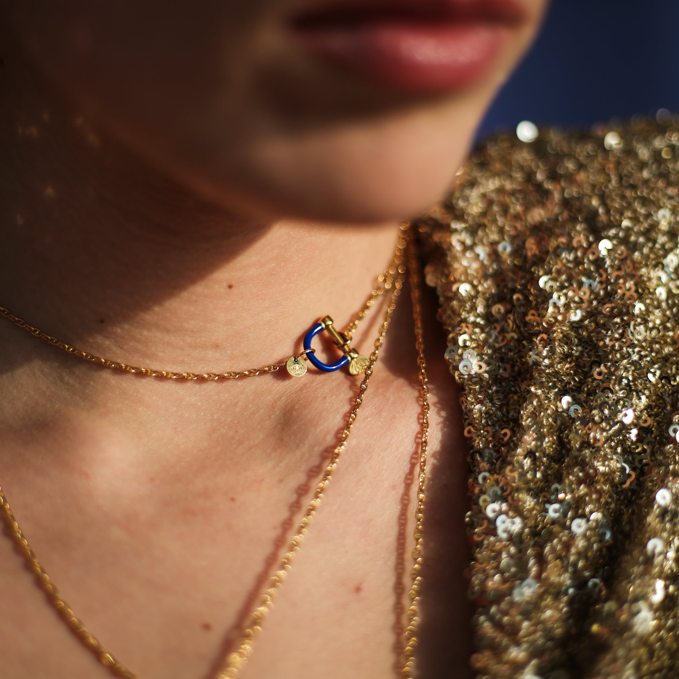 armeria-manilles-collier-manille-bleue-acier-dor-49-cm image 3