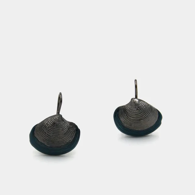 agapi-seastories-master-clam-boucles-pendantes-mail-rhodium-noir image 1