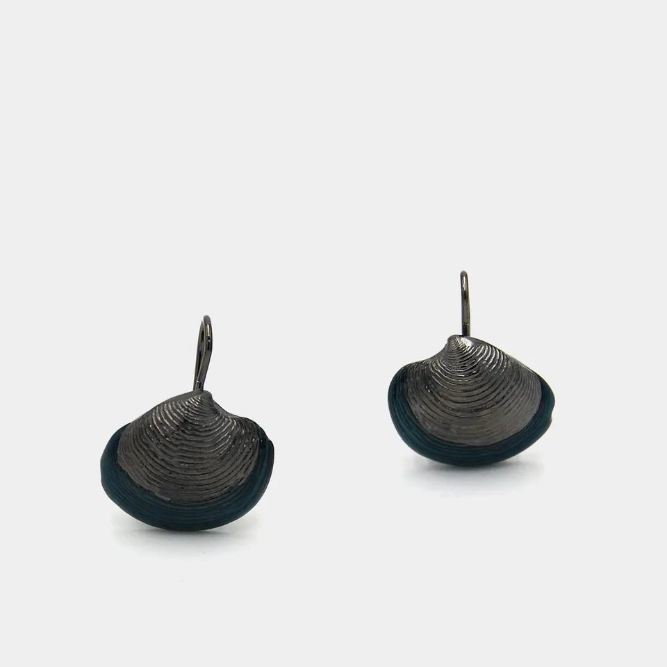 agapi-seastories-master-clam-boucles-pendantes-mail-rhodium-noir image 1