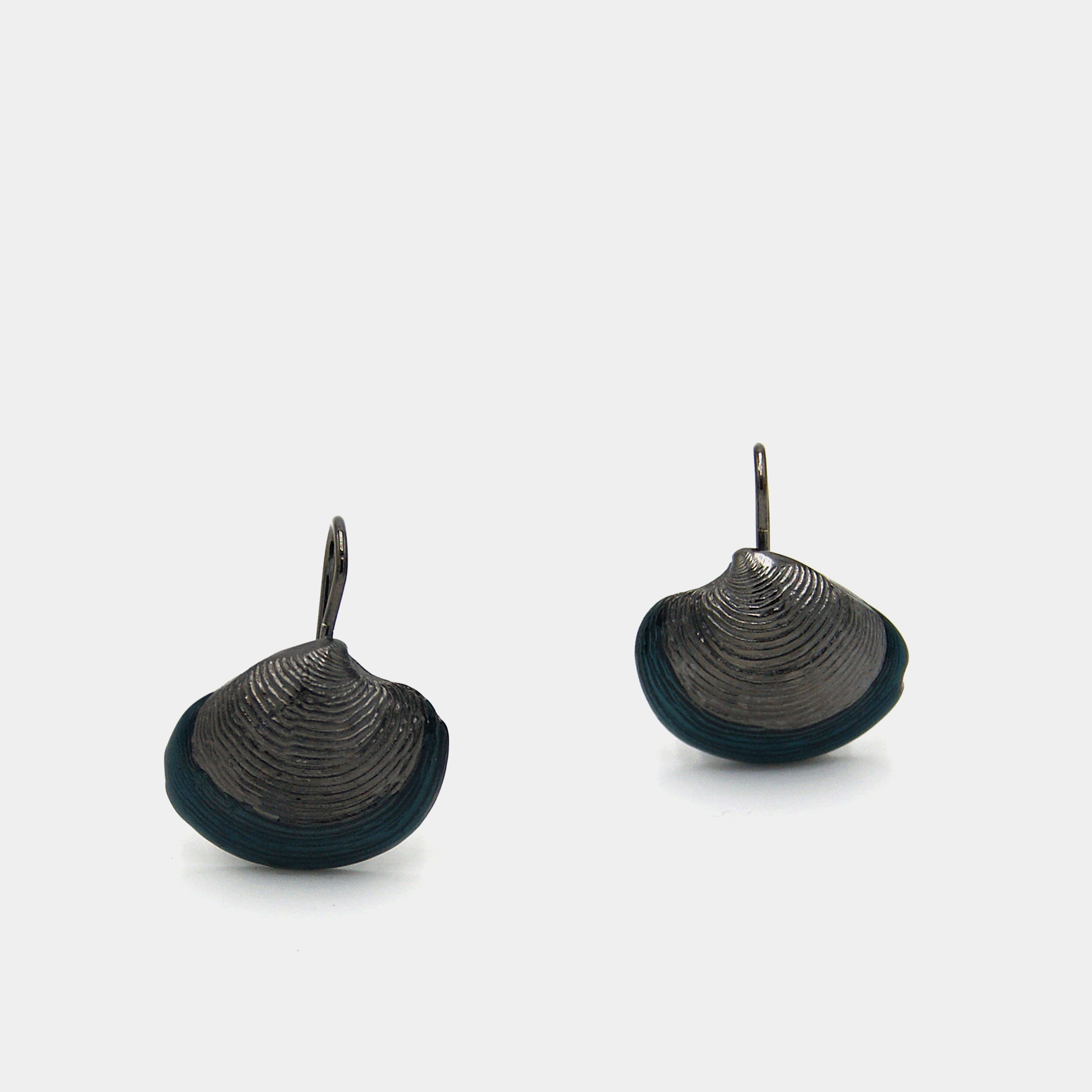 agapi-seastories-master-clam-boucles-pendantes-mail-rhodium-noir image 1