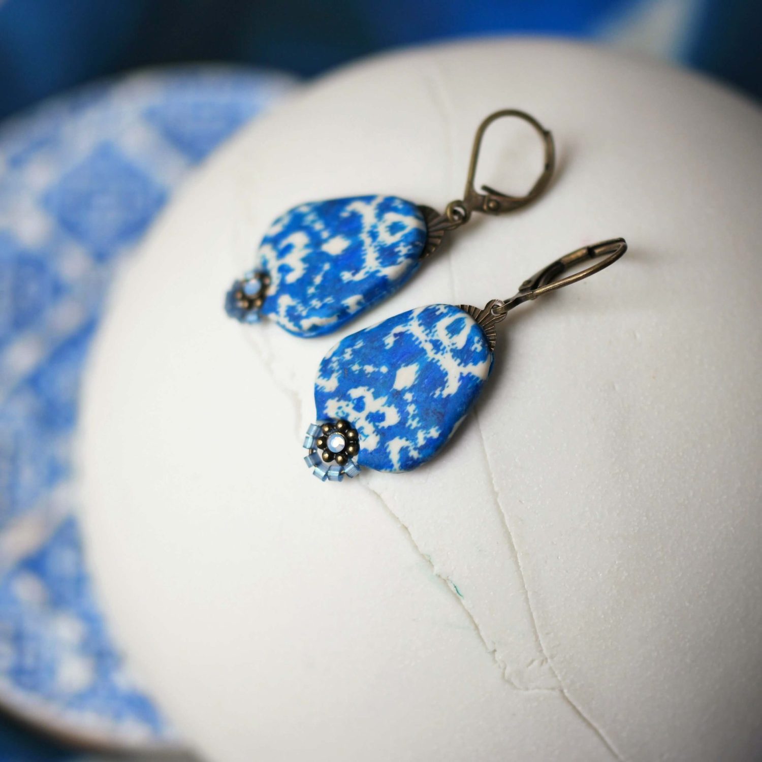 11prunes-nilufar-boucles-dormeuses-ikat-bleu-swarovski-4-3-cm image 3