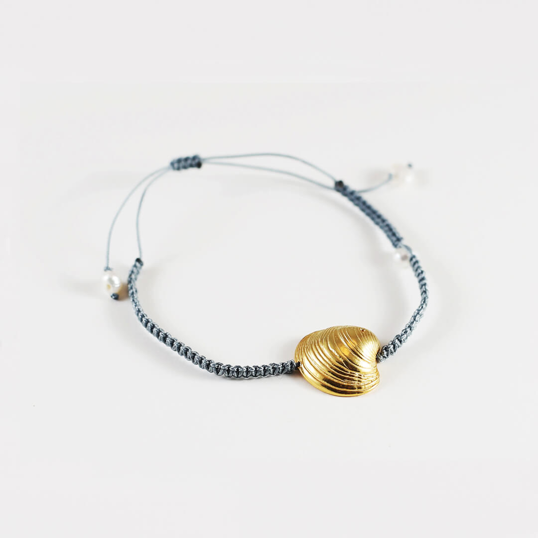agapi-seastories-master-clam-bracelet-macram-coquillage-dor image 1