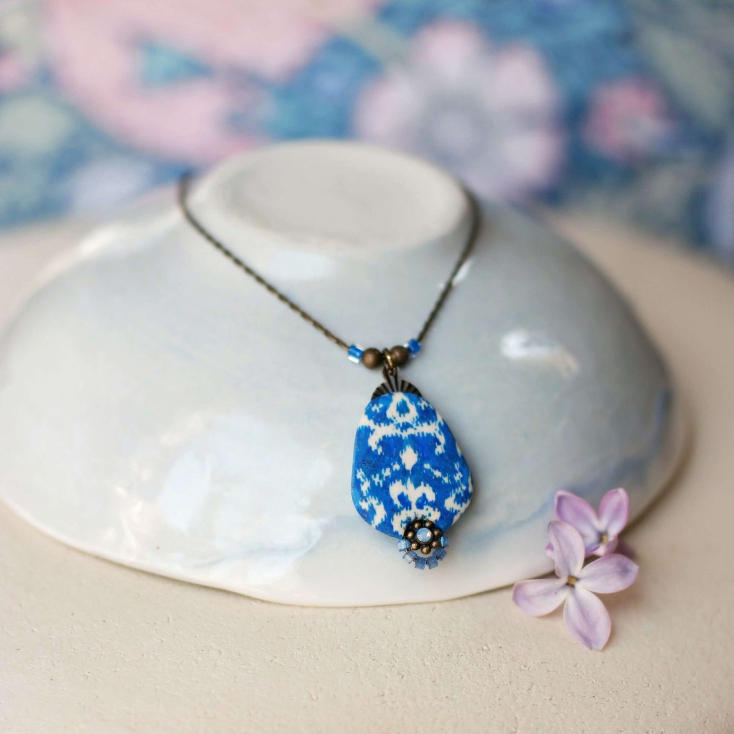 11prunes-nilufar-collier-pendentif-ikat-bleu-en-laiton image 2