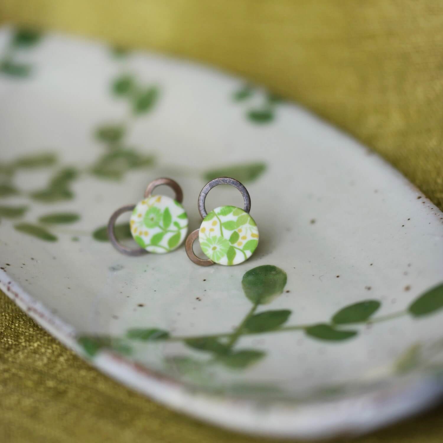 11prunes-doradille-clous-oreilles-laiton-motif-floral-vert-lime image 1