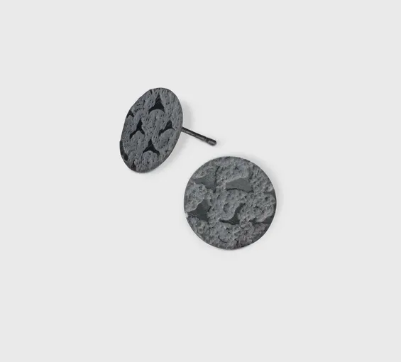 atelier-claire-marie-steinmetz-boucles-moon-puces-argent-noir-12-mm image 1