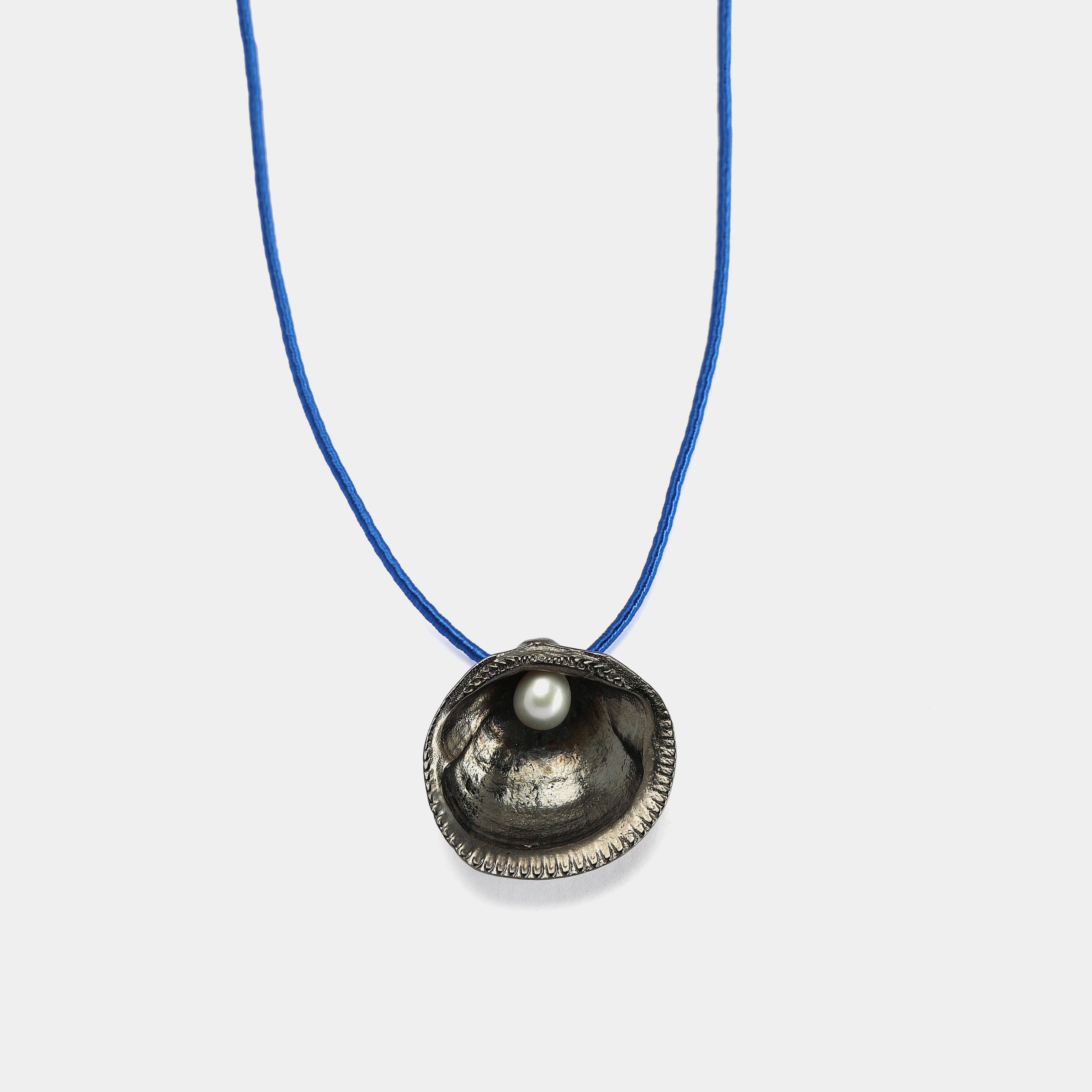 agapi-seastories-king-clam-collier-cordon-perle-rhodium image 3