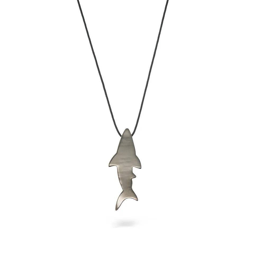 agapi-the-fish-shark-collier-requin-rhodium-noir-cordon image 1