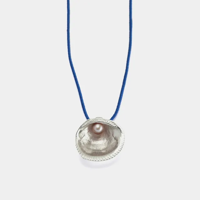 agapi-seastories-king-clam-collier-perle-cordon-argent image 1