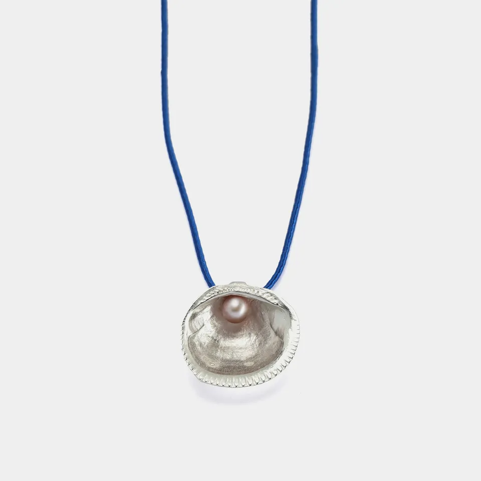 agapi-seastories-king-clam-collier-perle-cordon-argent image 1