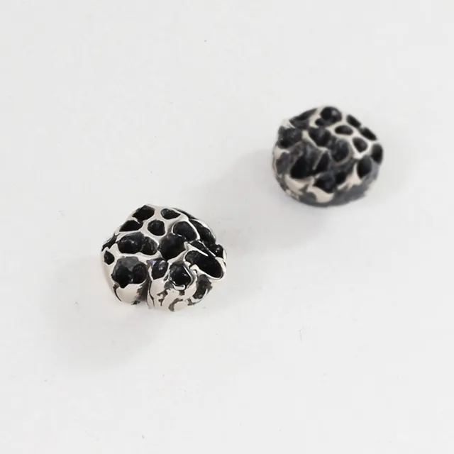 agapi-seastories-boucles-d-oreilles-corail-noir-oxyd-argent image 1