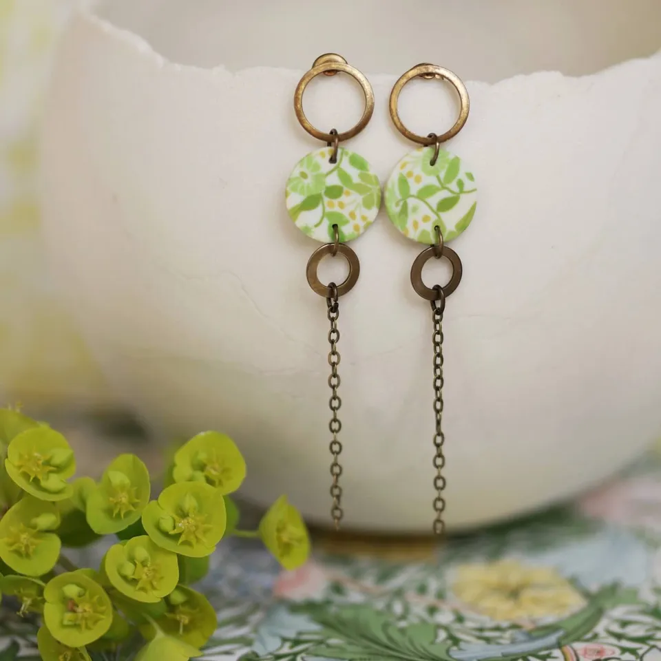 11prunes-doradille-boucles-pendantes-laiton-motif-floral-vert-lime image 1