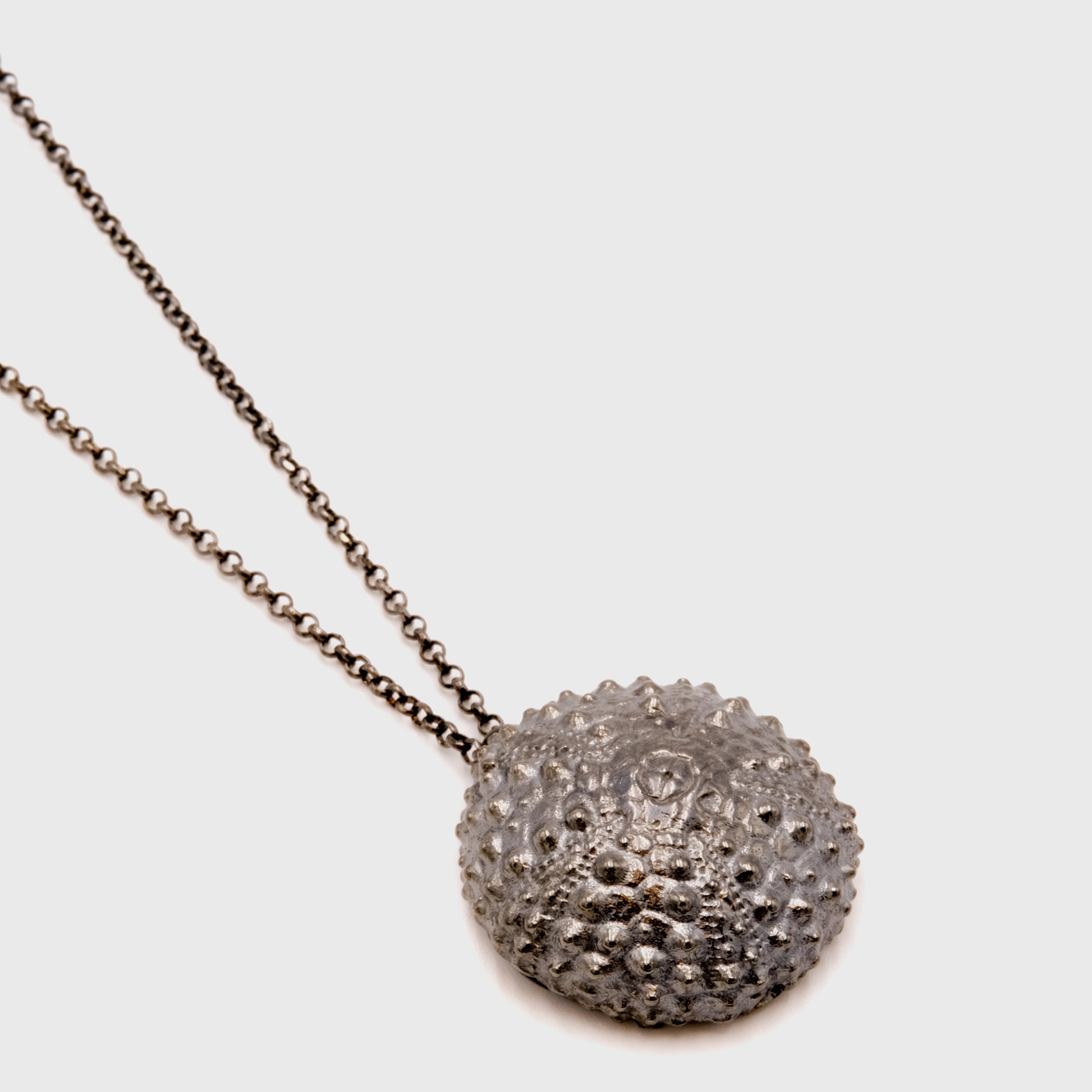 agapi-seastories-big-urchin-collier-oursin-rhodium-noir-45-cm image 1